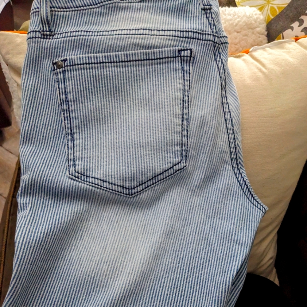 Jessica Simpson jeans size 28